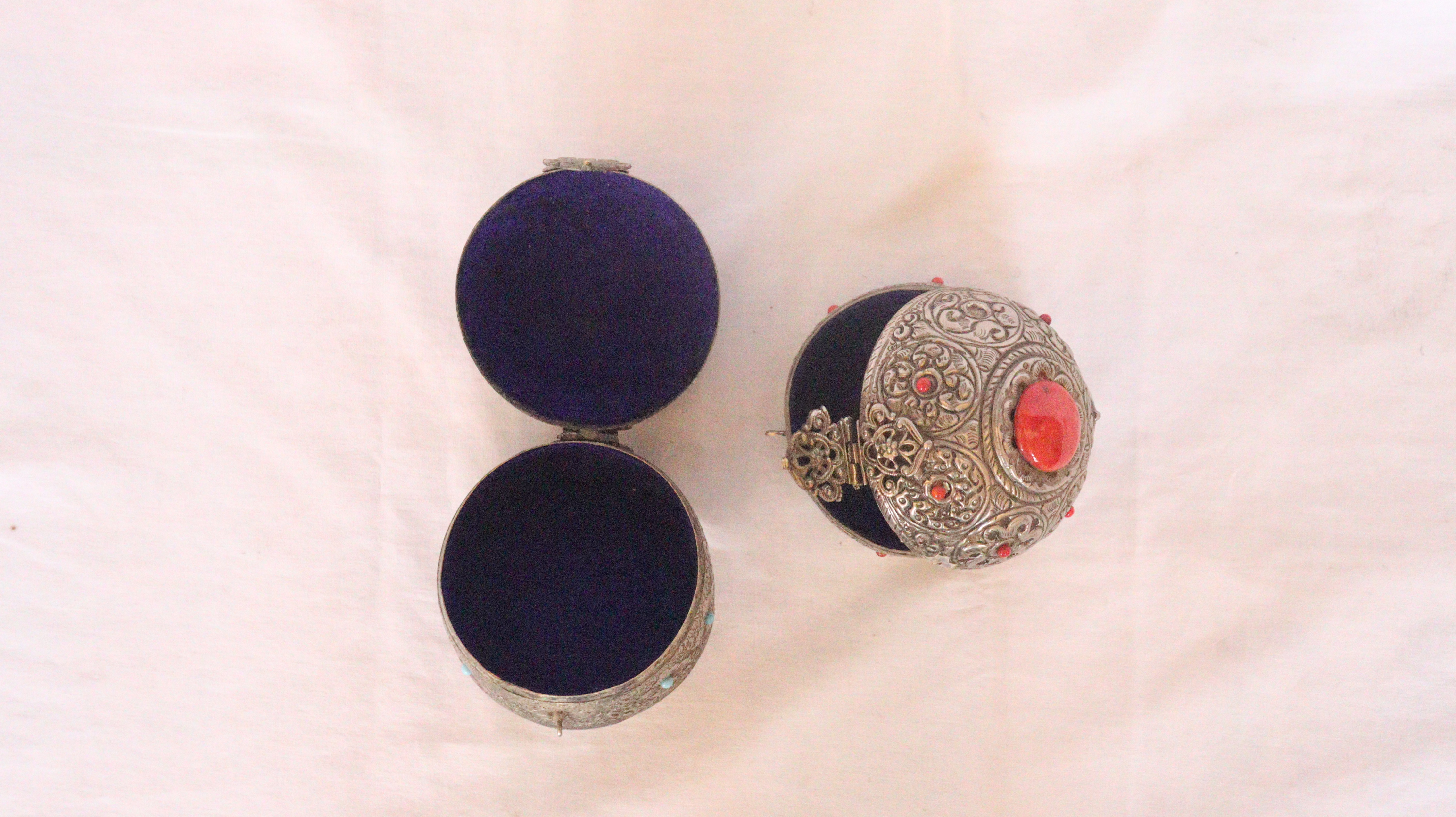 Antiques, Jewelry box, Nickel and silver velvet lining jewelry box