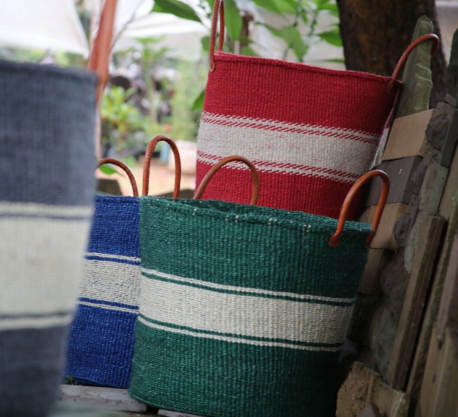 Red and off-white in the middle with basket handles (different variations), Kiondos